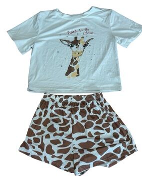 Women’s White & Brown Giraffe Print Pajama Set Size Medium EUC
